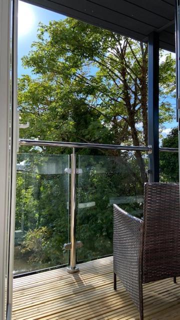 Modern Central Flat With Balcony & Free Parking On-Site Борнмут Экстерьер фото